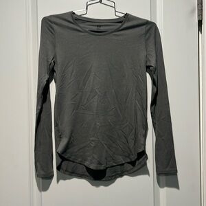 H&M basic long sleeve tee with side slits. Size 10-12Y.